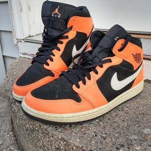 Air Jordan Retro 1 Mid Black Cone